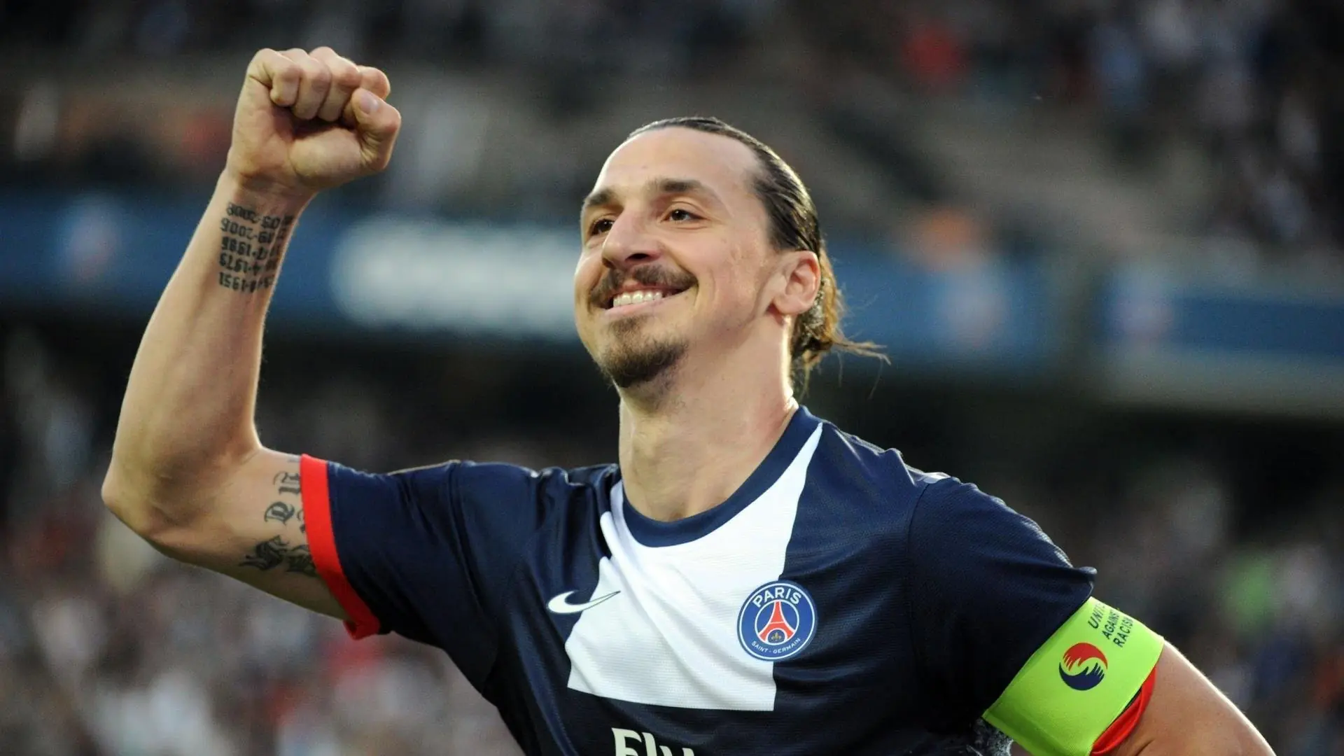 远射“星光闪耀”：足球场上的绝妙远射集锦，足球精彩远射视频