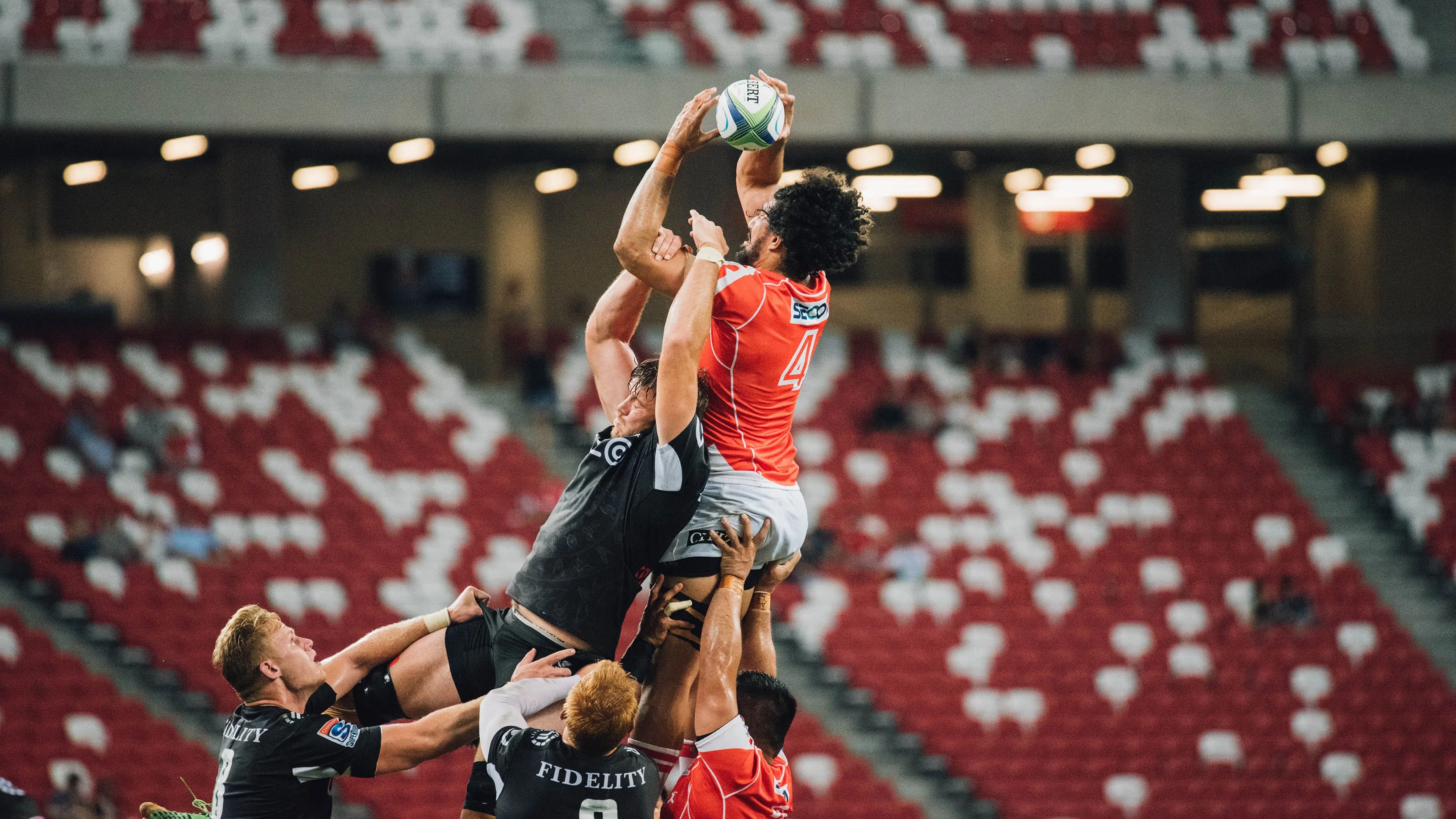 西甲中锋连续破门，助球队稳坐榜首，西甲最佳中卫