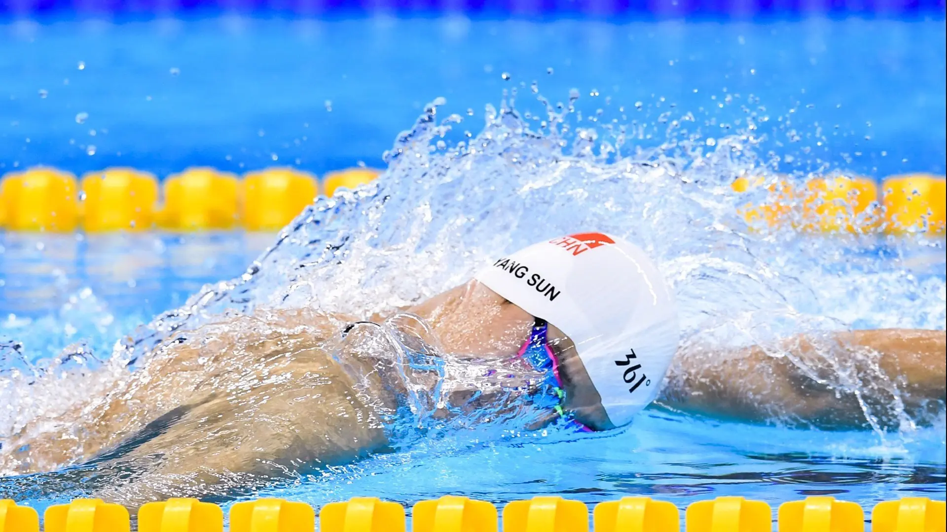 西甲中锋连续破门，助球队稳坐榜首，西甲最佳中卫